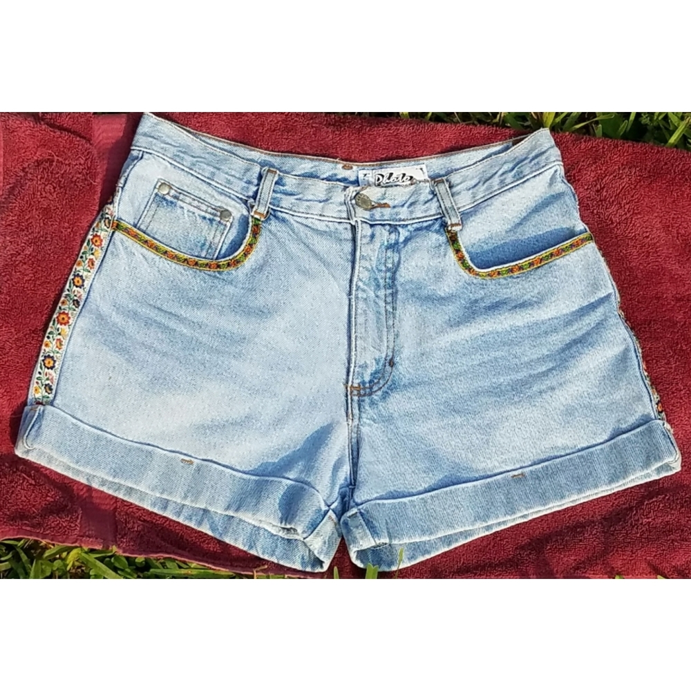 Midwaisted vintage jean shorts